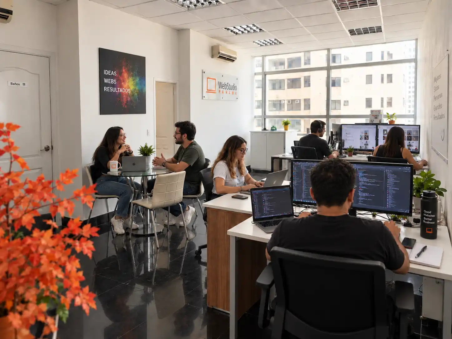 Equipo de Web Studio Panamá trabajando en infraestructura y seguridad digital