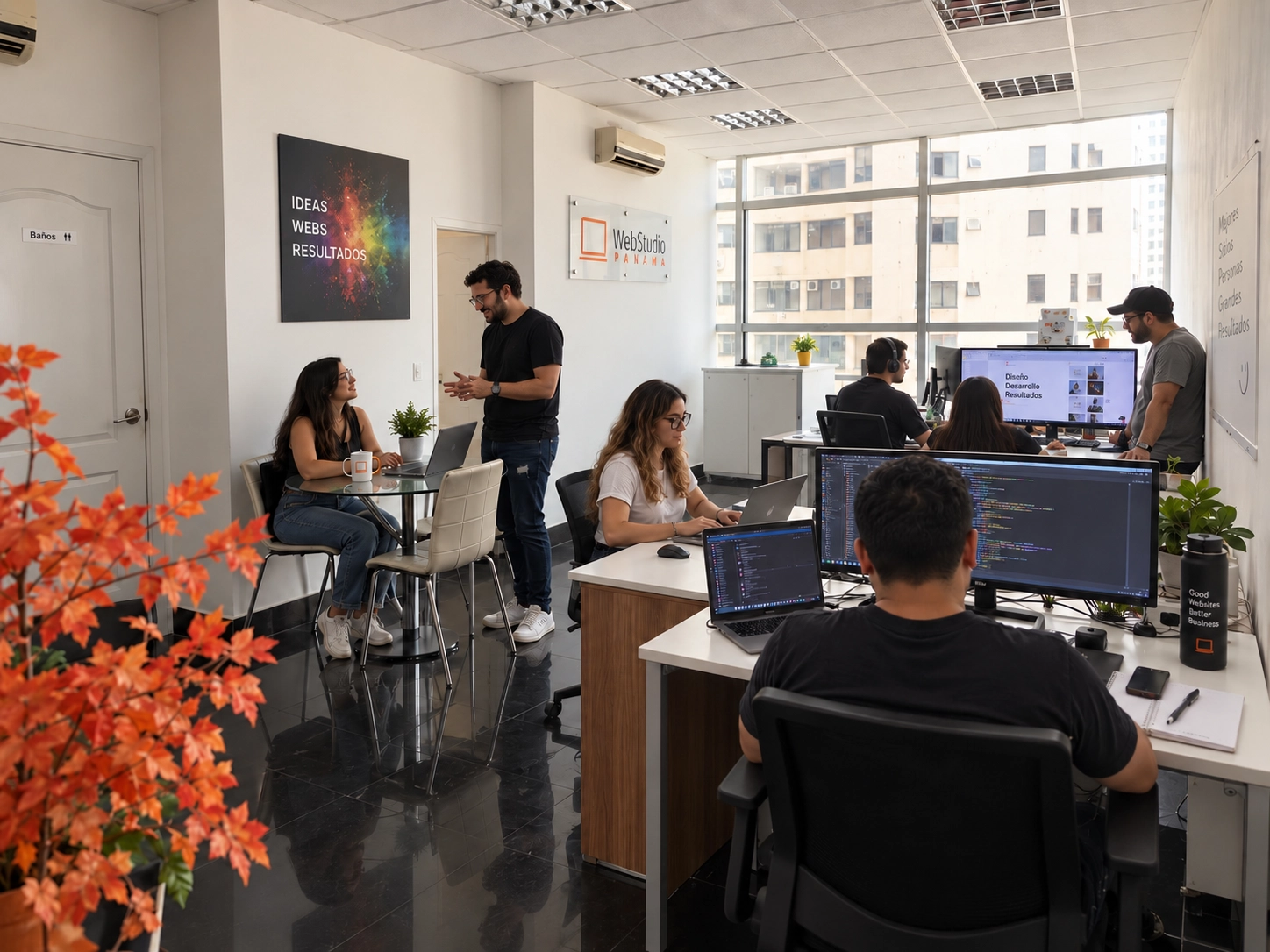 Equipo de Web Studio Panamá trabajando en proyectos de diseño web y desarrollo digital